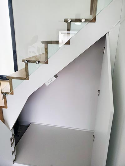 Escalier avec meuble ouvert