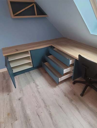 Bureau personnalisé aux placards ouverts