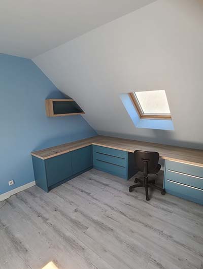 Bureau personnalisé aux placards fermés