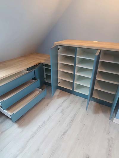 Bureau personnalisé aux placards ouverts