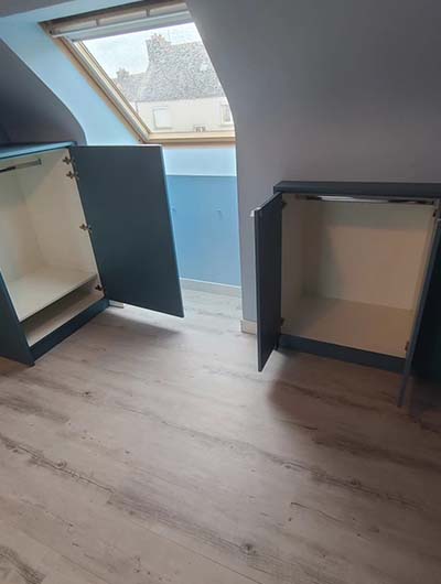 Bureau personnalisé aux placards ouverts