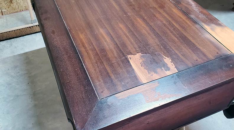 Table en bois avant aérogommage