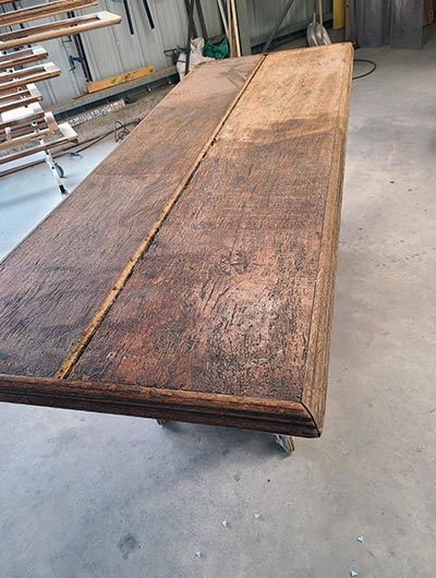 Table en bois avant aérogommage