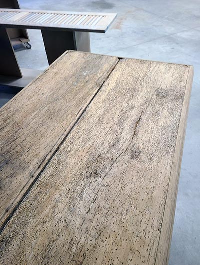 Table en bois après aérogommage