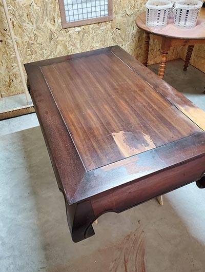 Table en bois avant aérogommage