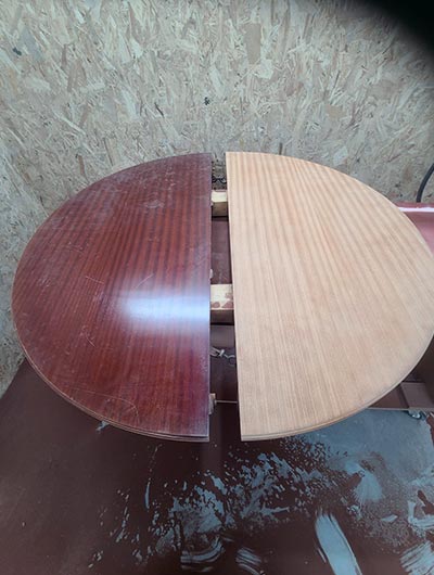 Table en bois en cours d'aérogommage