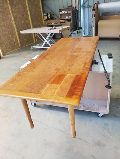 Table en bois avant restauration