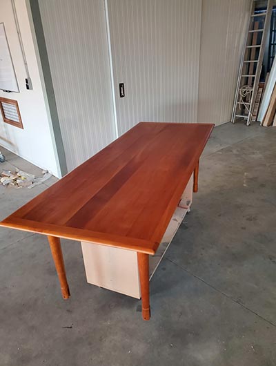 Table en bois après restauration
