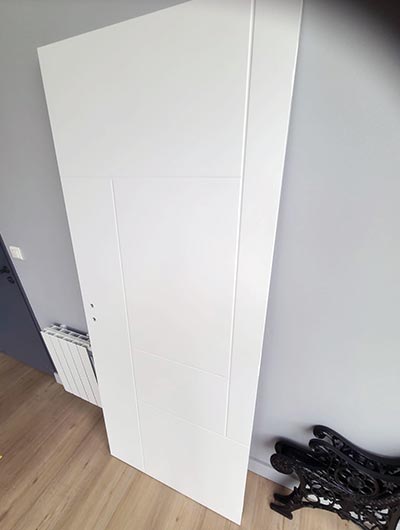 Porte en bois peinte