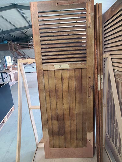 Volet en bois avant aérogommage