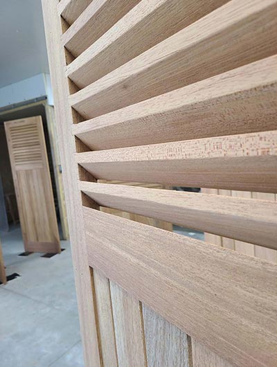 Volet en bois avant vernissage
