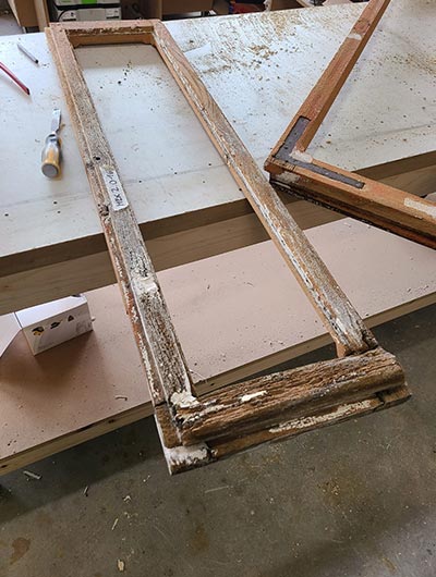 Fenêtre en bois avant restauration